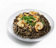 Гречневая лапша WOK с креветками и сливочным соусом 