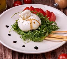 Салат с бурратой