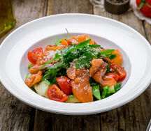 Салат с авокадо и лососем