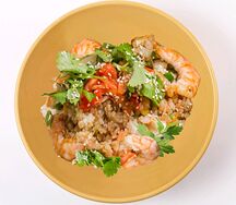 Вок рис с креветками и ананасами