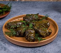 Долма виноградных листьях с соусом мацони