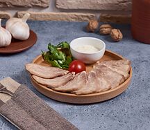 Говяжий отварной язык с хреном