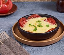 Запеченный сыр Сулугуни с помидорами 