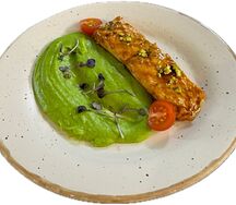 Лосось с муссом из брокколи