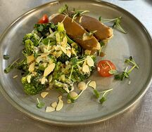 Куриное филе с брокколи и ореховым соусом