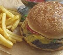 Чизбургер с картошкой фри