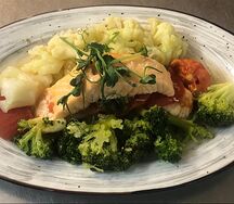 Лосось запеченный с овощами