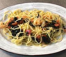 Спагетти c креветками и шпинатом