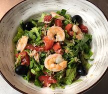 Салат из крабов и тигровых креветок под соусом цитронет