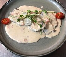 Эскалоп из говядины в сливочном соусе и помидорами