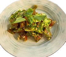 Салат Капрезе с соусом песто