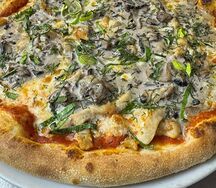 Пицца с куриной грудкой и грибным соусом