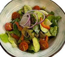 Овощной салат с мясом и грибами