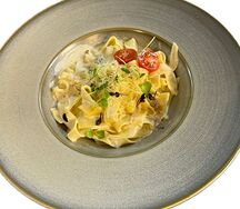 Феттуччине с белыми грибами и тёртым сыром пармезан