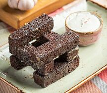 Гренки бородинские чесночные с соусом дорблю