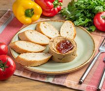 Паштет из куриной печени с вареньем из лепестков роз