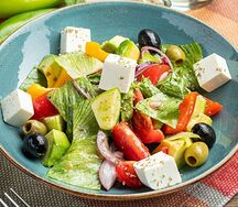 Салат греческий с авокадо и сыром фетакса
