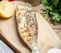 Дорадо на углях с соусом тартар