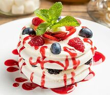 Безе с клубникой и ягодным соусом