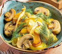 Картофель, жаренный с луком и грибами