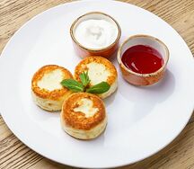 Сырники со сметаной и ягодным соусом