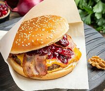 Бургер с вишневым соусом