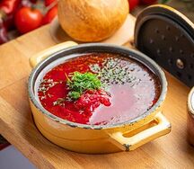 Борщ из говядины со сметаной