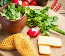 Лобио по-мегрельски с мчади и копченым сулугуни