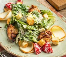 Теплый салат с шашлыком из куриного бедра