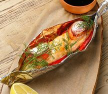 Лосось, запеченный в фольге с овощами