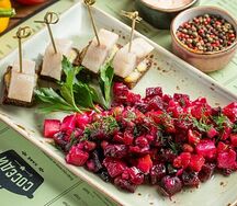 Винегрет с сельдью и чесночными гренками