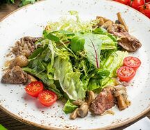 Теплый микс-салат с куриной печенью