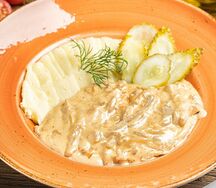 Бефстроганов из говяжьей вырезки с гарниром на выбор