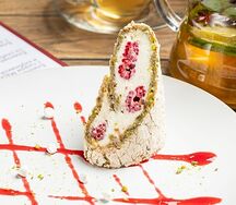 Фисташковый рулет с малиной