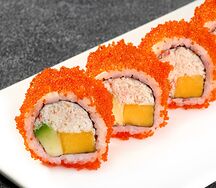 Ролл Калифорния с крабом и манго