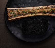 Костный мозг с тартаром из белых грибов