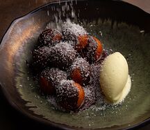 Пончики с шоколадом и кокосом