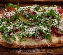 Пицца с нежной брезаолой, свежим персиком и сыром страчателла