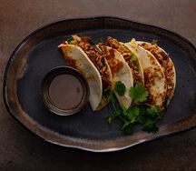 Тако с говядиной и мясным бульоном