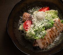 Салат Цезарь с куриной грудкой и перепелиным яйцом пашот