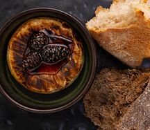 Запеченный камамбер с вареньем из шишек