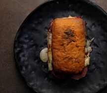 Сэндвич с ростбифом и сыром камамбер