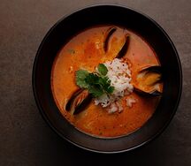 Том ям с морепродуктами