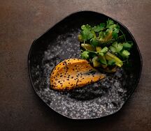 Битые огурцы с кинзой и соусом том ям