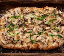 Пицца с грибами, пармезаном и трюфельным маслом