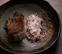 Тартар из говядины с соусом юдзу и вареньем из розы