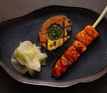 Лосось унаги с обожженным авокадо и кольраби