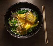 Куриный бульон в азиатском стиле с вонтонами