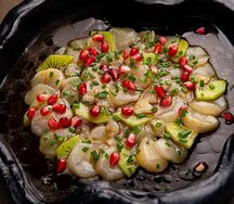 Карпаччо из гребешков и свежих киви с зернами граната