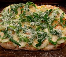 Пицца с морепродуктами, соусом том ям и хрустящим кабачком